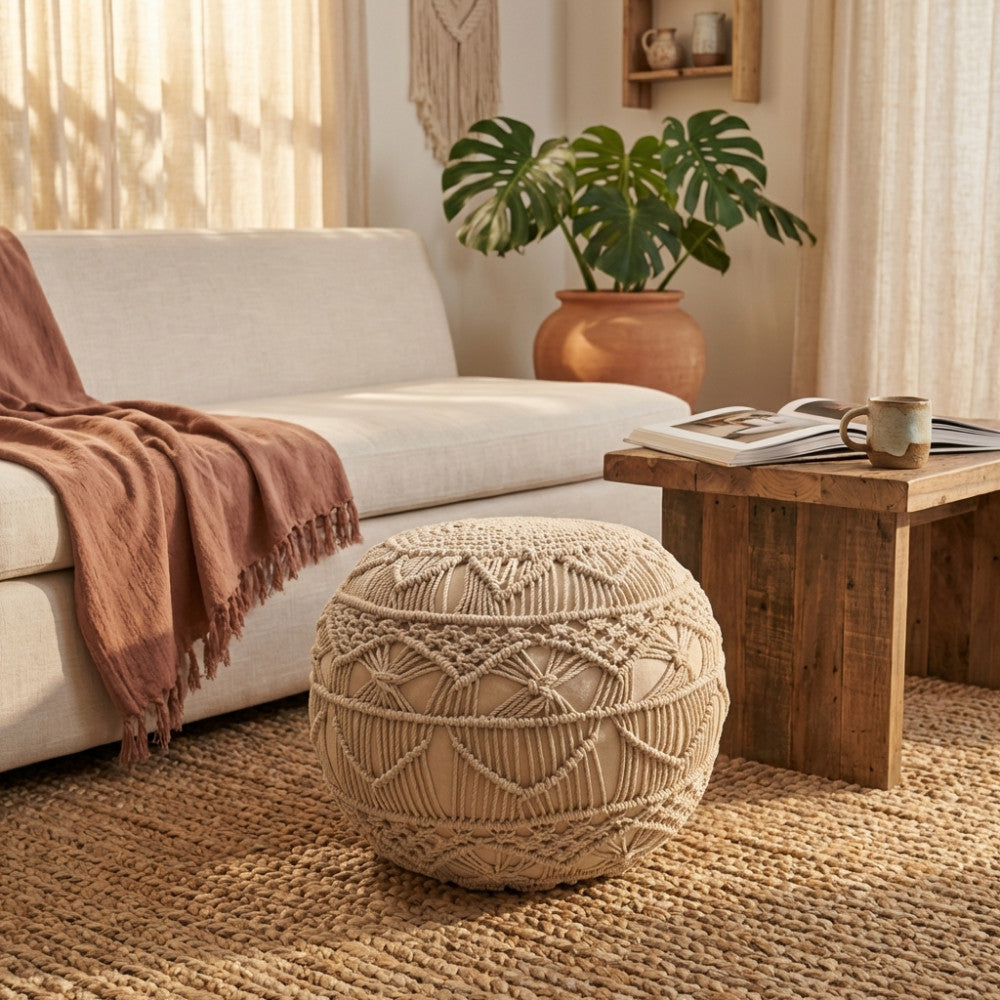 Pouf Bodrum in cotone bianco posizionato su un tappeto in iuta in un soggiorno boho-chic con divano in lino.