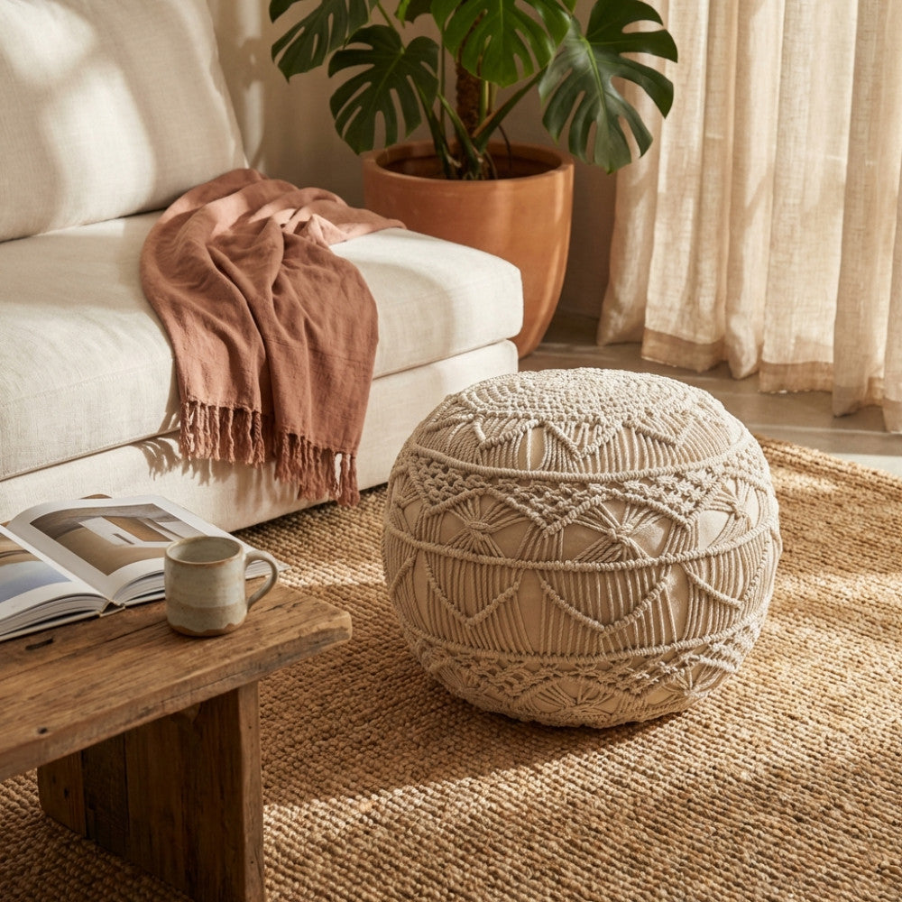 Dettaglio del Pouf Bodrum in cotone intrecciato a macramè, affiancato da un tavolino in legno massello rustico.