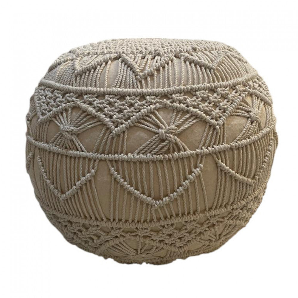 Vista frontale isolata del Pouf Bodrum, che evidenzia la complessa lavorazione geometrica del cotone bianco.