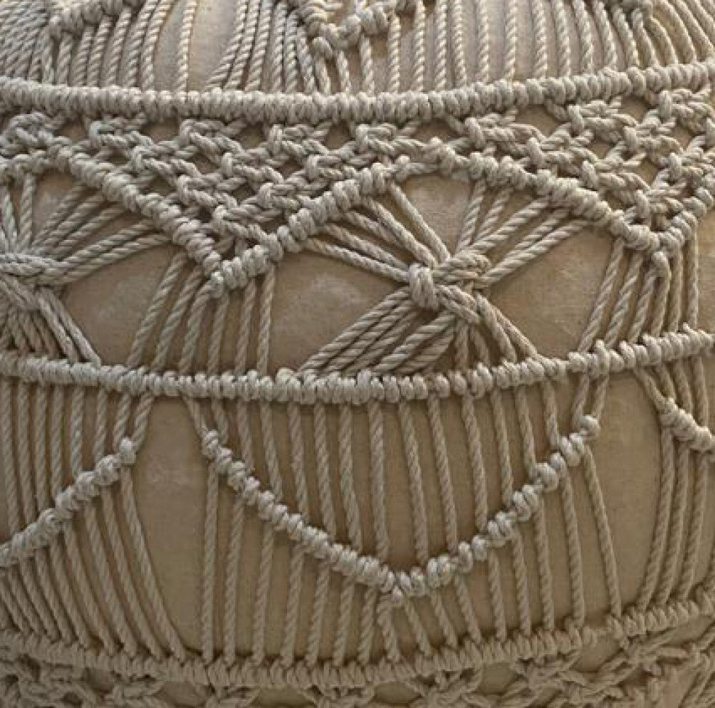 Primo piano ravvicinato della trama in cotone del Pouf Bodrum, mostrando i nodi artigianali e la texture tridimensionale.