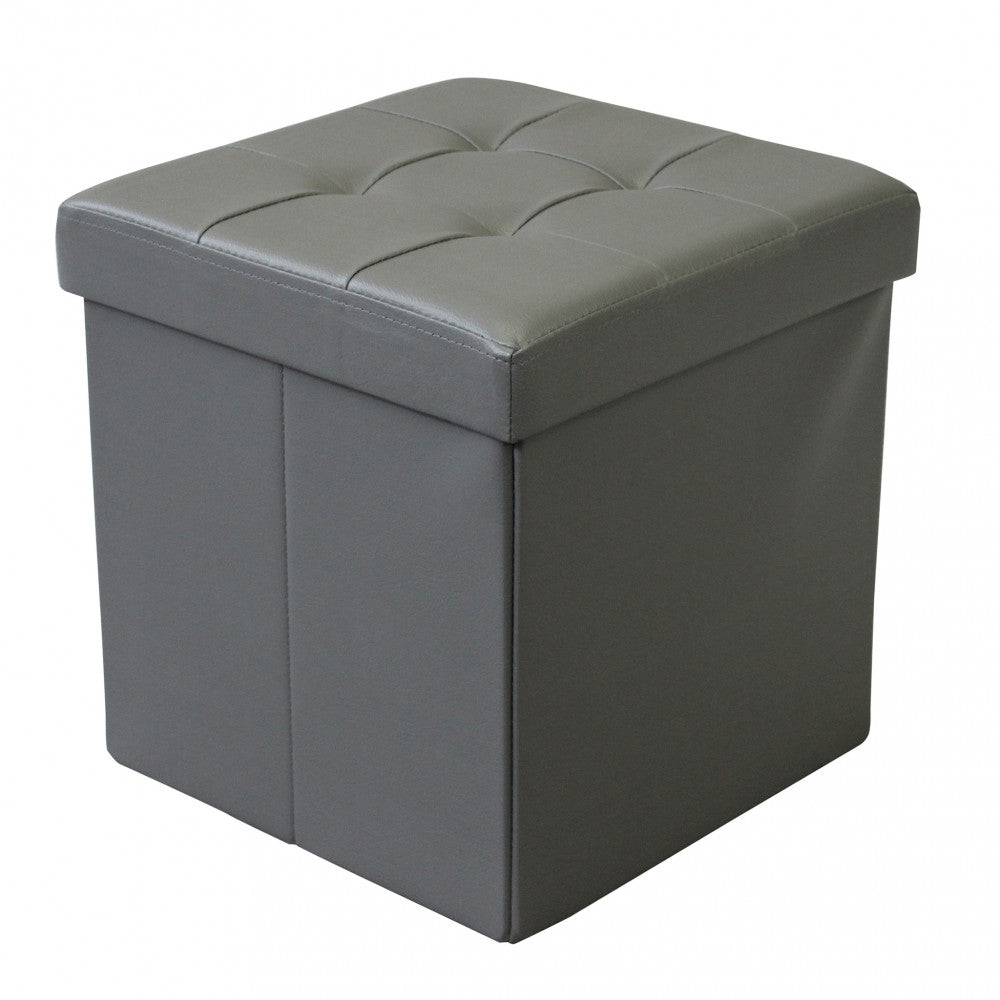 Pouf contenitore quadrato grigio chiuso con seduta trapuntata su sfondo bianco.