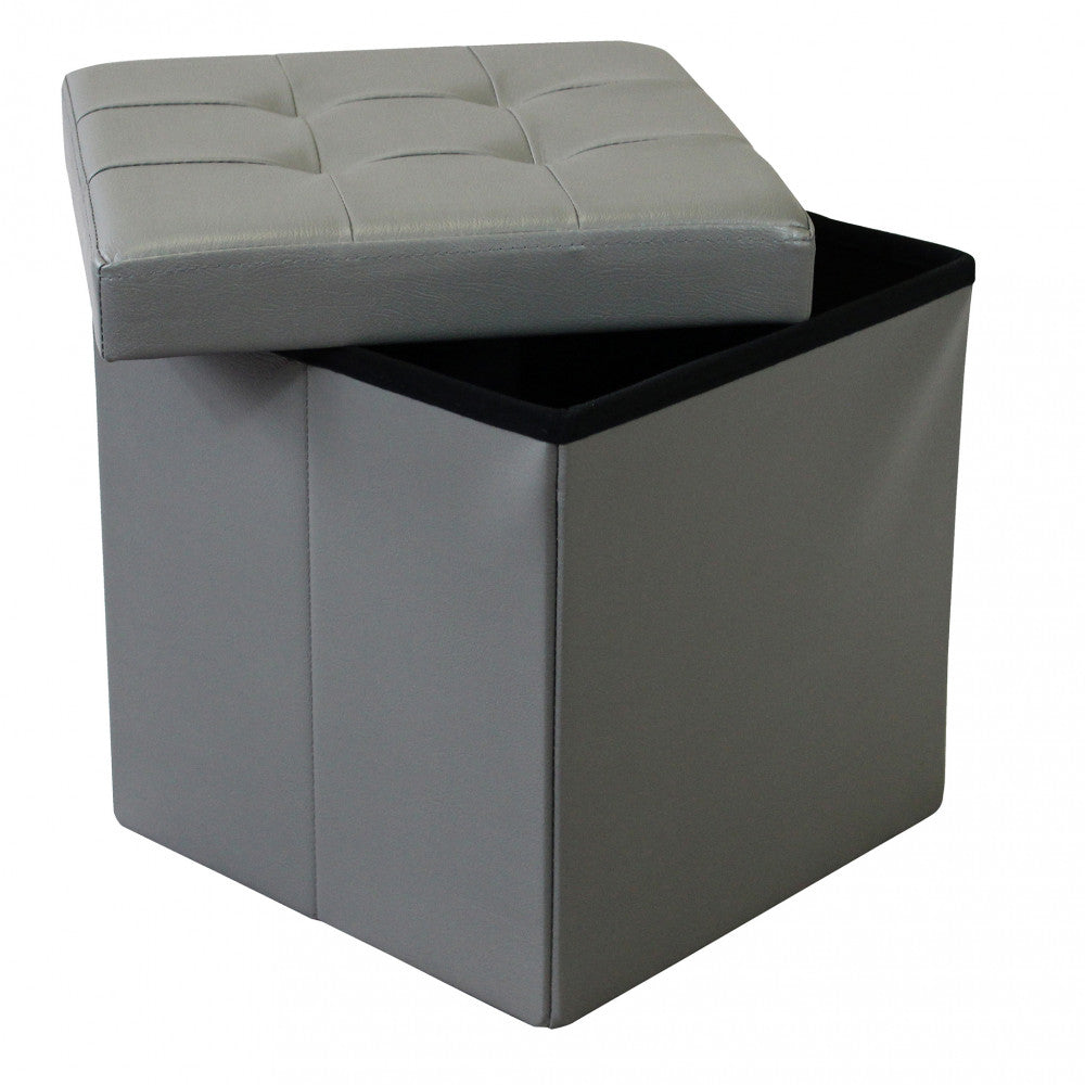Pouf grigio con coperchio semi-aperto che rivela l'ampio vano contenitore interno nero.