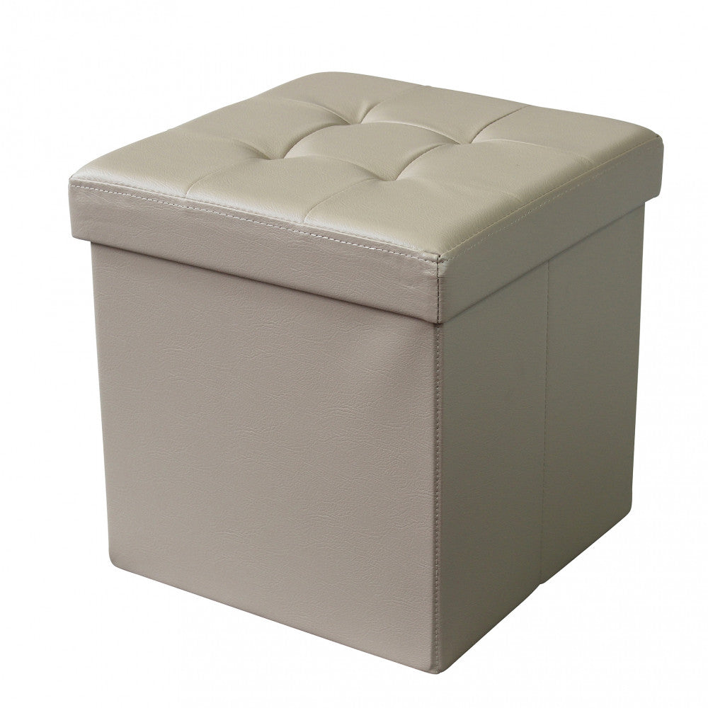 Pouf contenitore quadrato in ecopelle rosa pallido isolato su sfondo bianco.