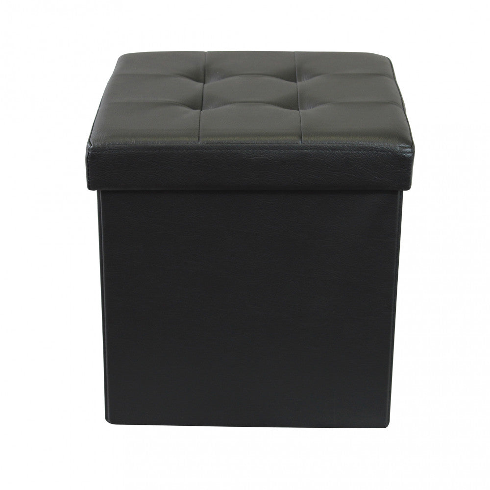 Inquadratura frontale diretta del pouf quadrato in ecopelle nera, con coperchio chiuso e linee geometriche pulite su sfondo bianco.