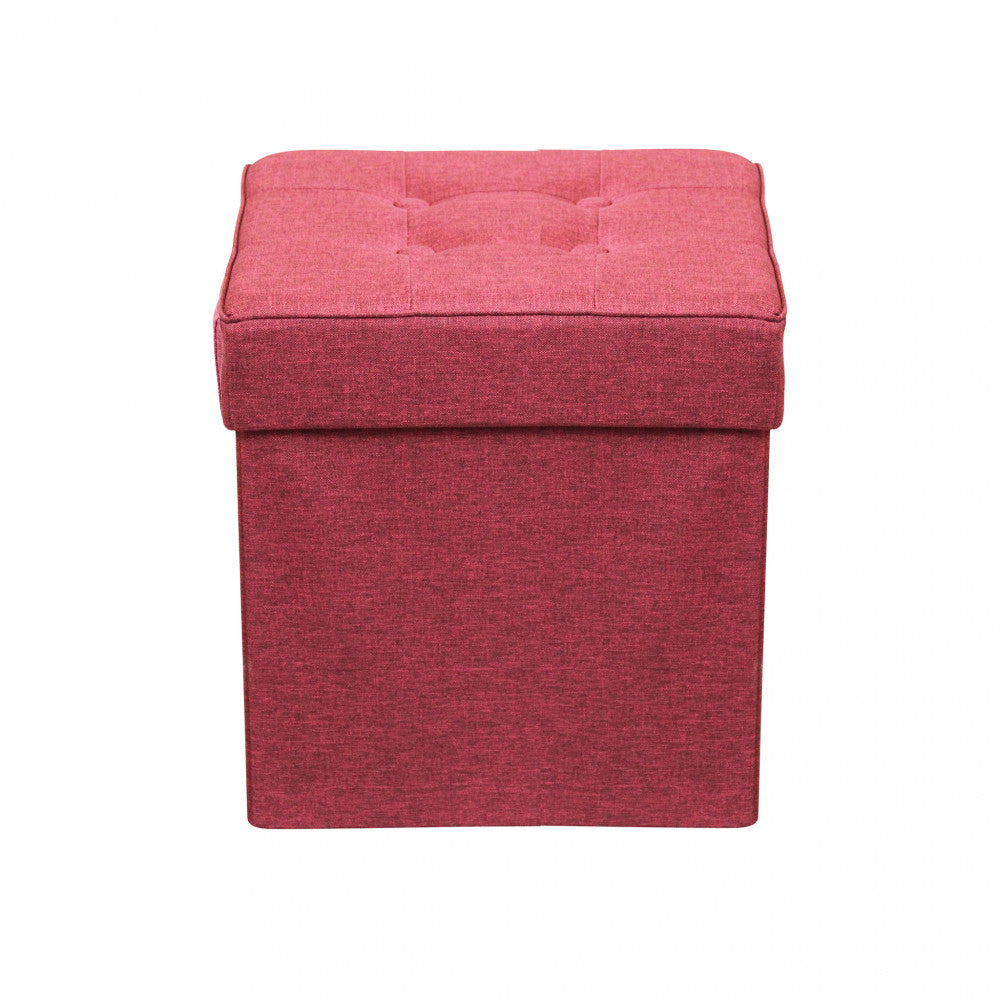 Vista frontale del pouf quadrato in tessuto bordeaux, che mostra le linee pulite e la finitura sartoriale.