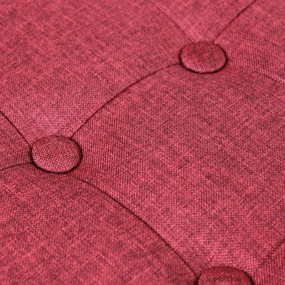 Macro fotografia della trama del tessuto bordeaux e dei bottoni rivestiti, che ne esalta la qualità tattile.