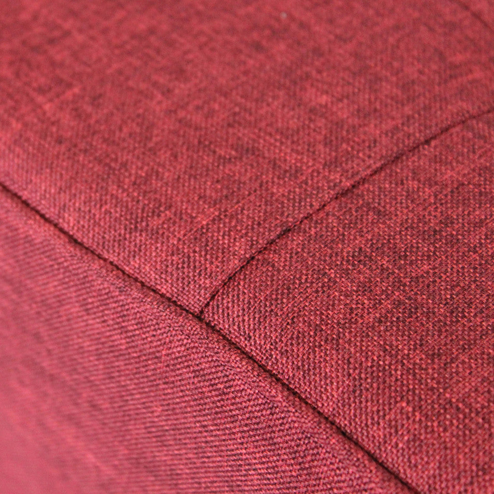 Primo piano delle cuciture angolari del pouf, che dimostra la precisione artigianale e la robustezza del tessuto.