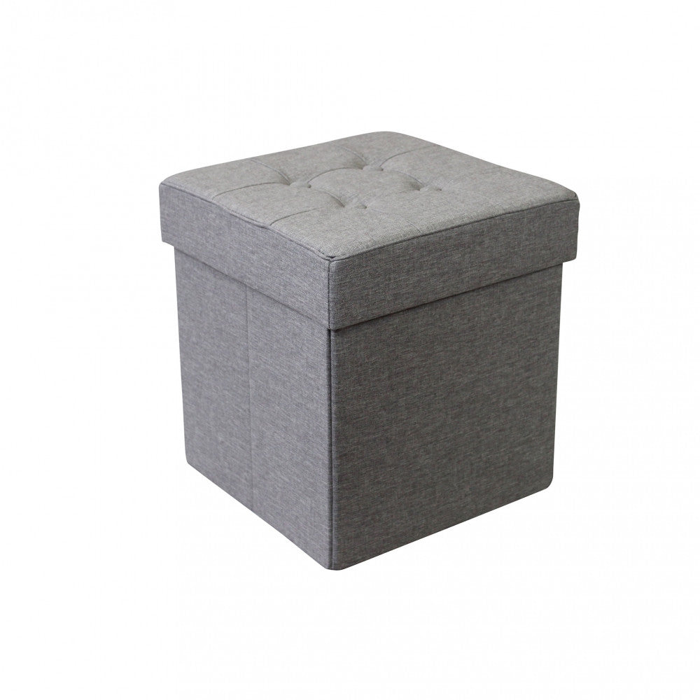 Vista frontale isolata del pouf contenitore quadrato con seduta capitonné in tessuto grigio chiaro.