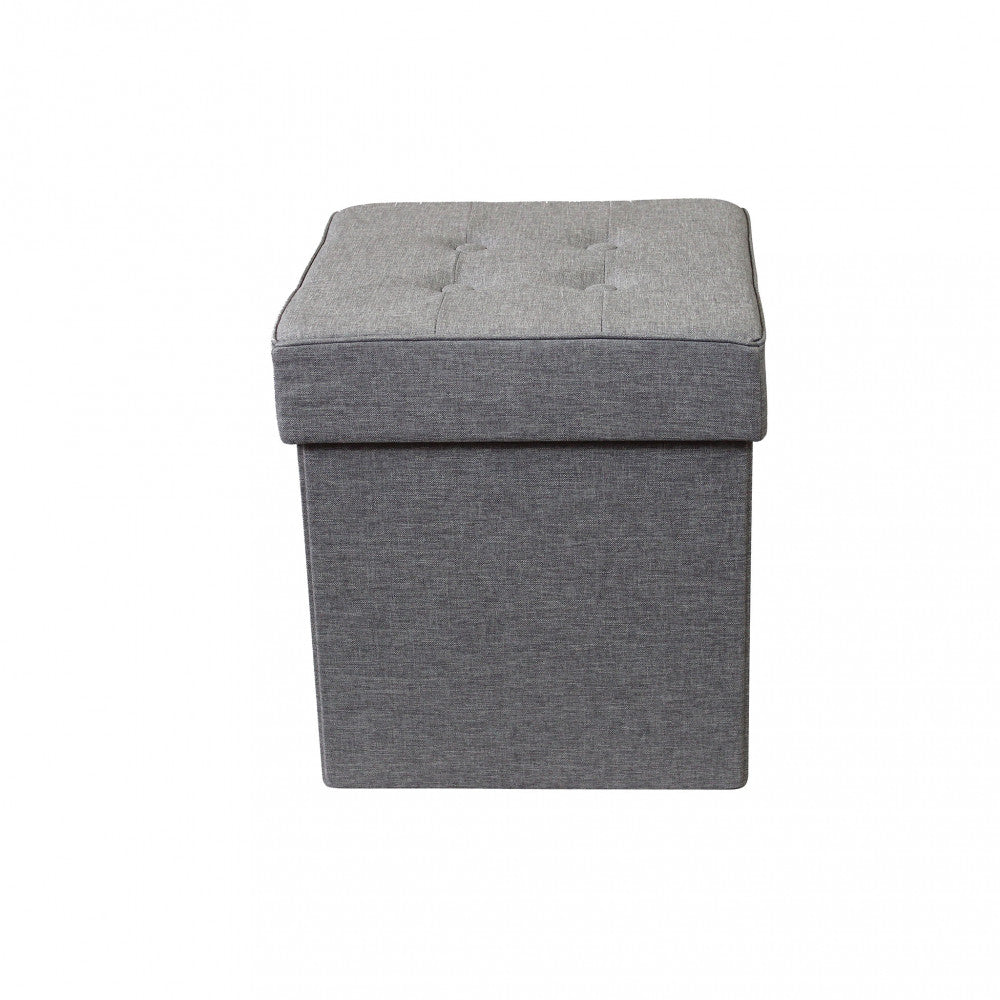 Prospettiva frontale del pouf contenitore chiuso, evidenziando le linee geometriche pulite e il tessuto materico.