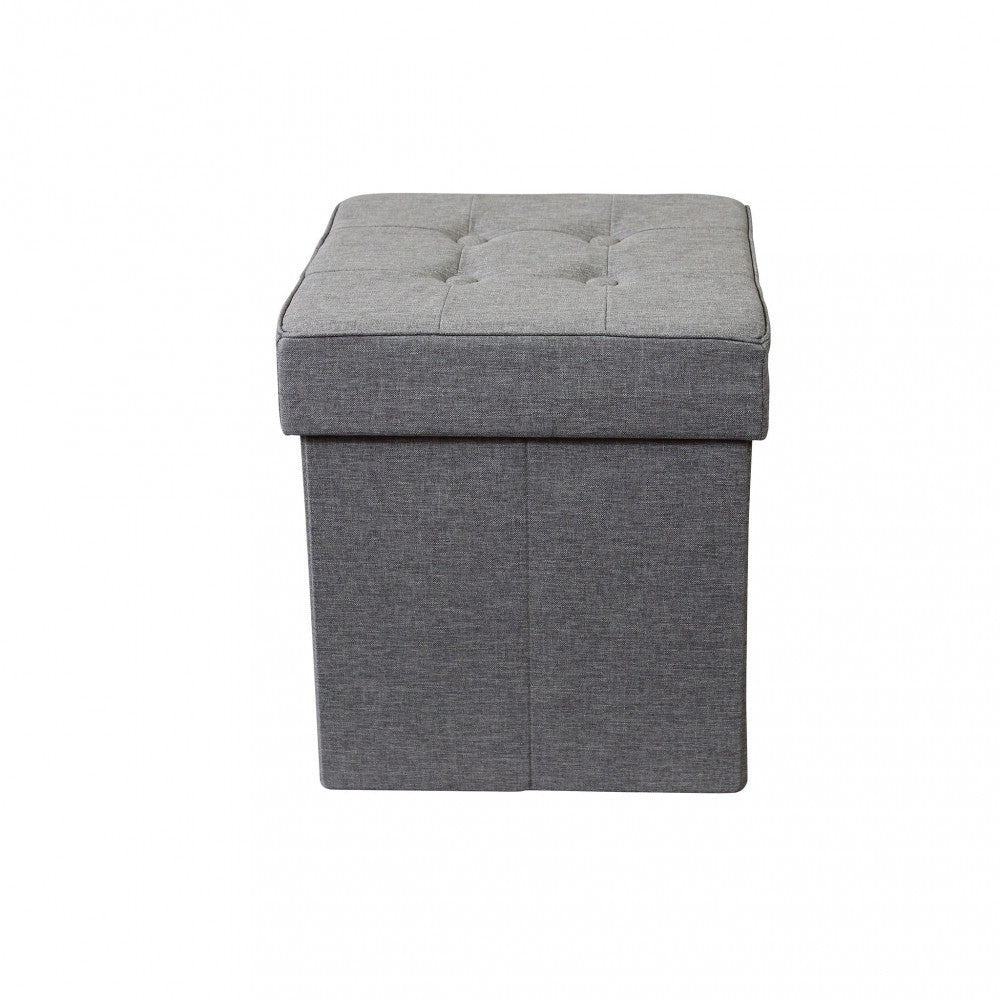 Angolazione laterale del pouf quadrato in tessuto grigio, che ne esalta la compattezza e il design minimalista.