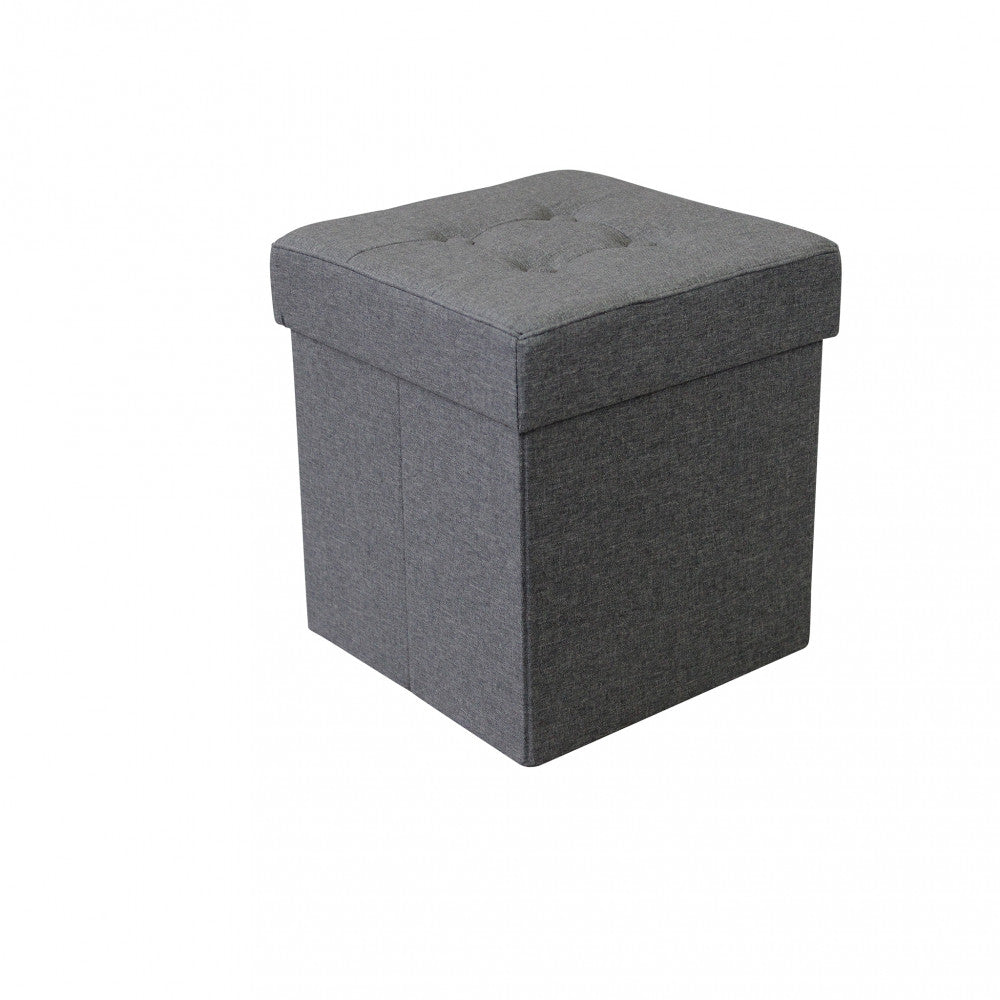 Vista angolare del pouf contenitore quadrato in tessuto grigio scuro su sfondo neutro.