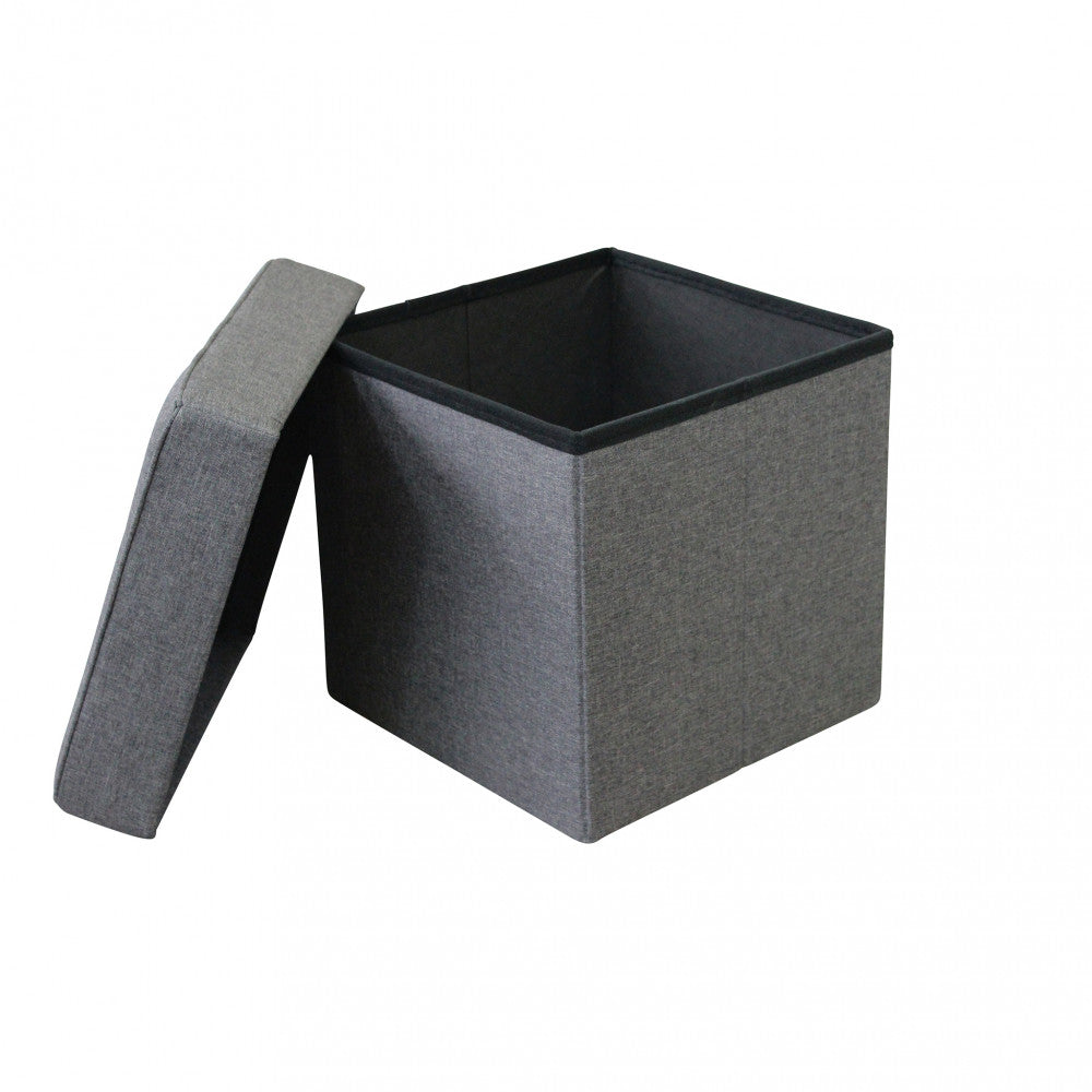 Pouf contenitore aperto che mostra l'ampio vano interno rivestito in tessuto nero.