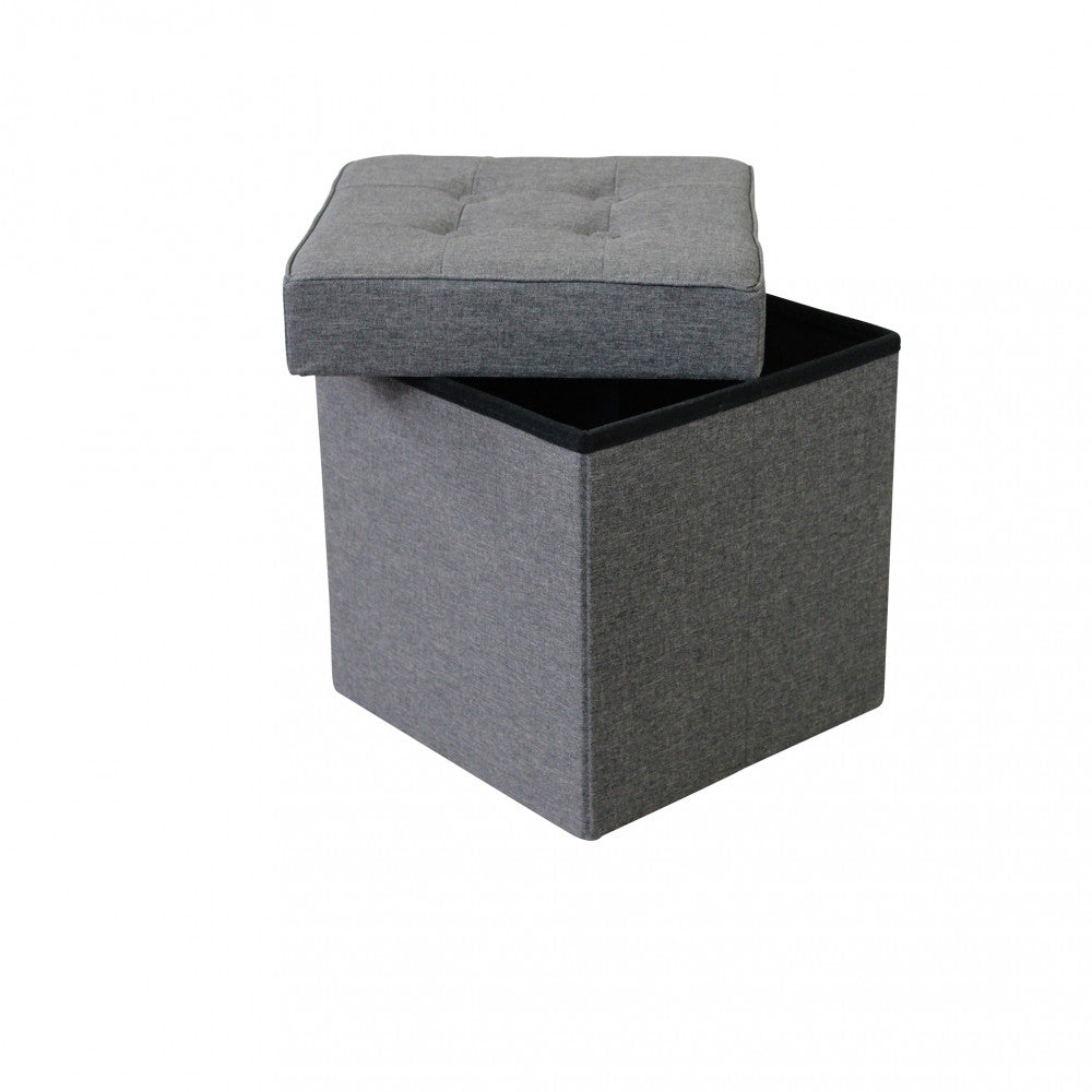 Pouf quadrato con coperchio parzialmente sollevato per rivelare lo spazio di archiviazione.