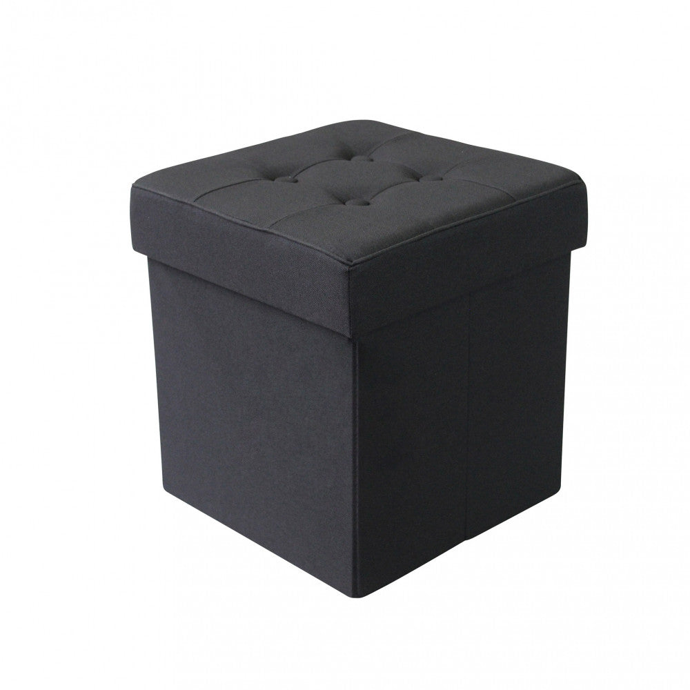 Vista isolata del pouf contenitore quadrato in tessuto nero con seduta capitonné.