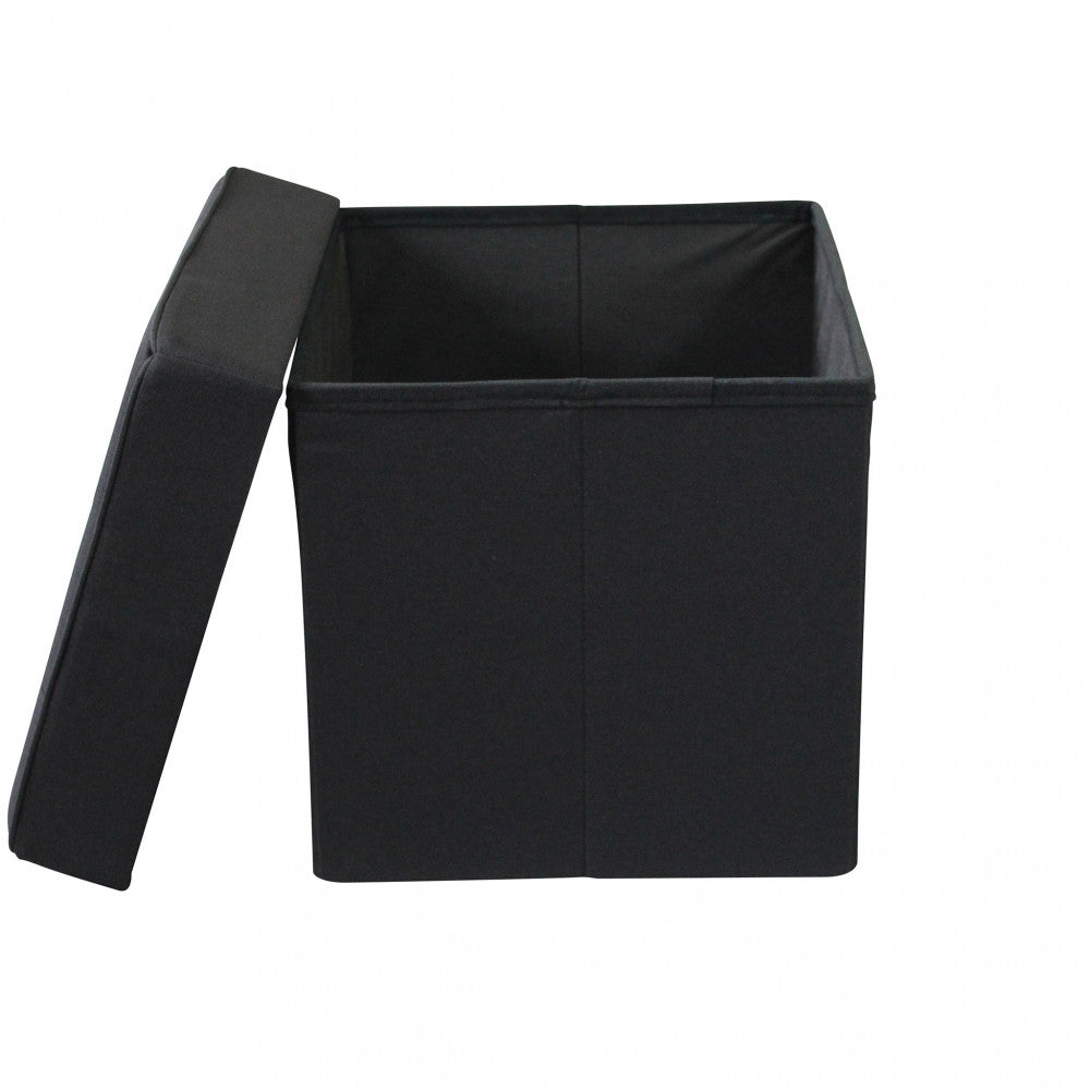 Pouf contenitore nero con coperchio parzialmente aperto che mostra il vano interno.
