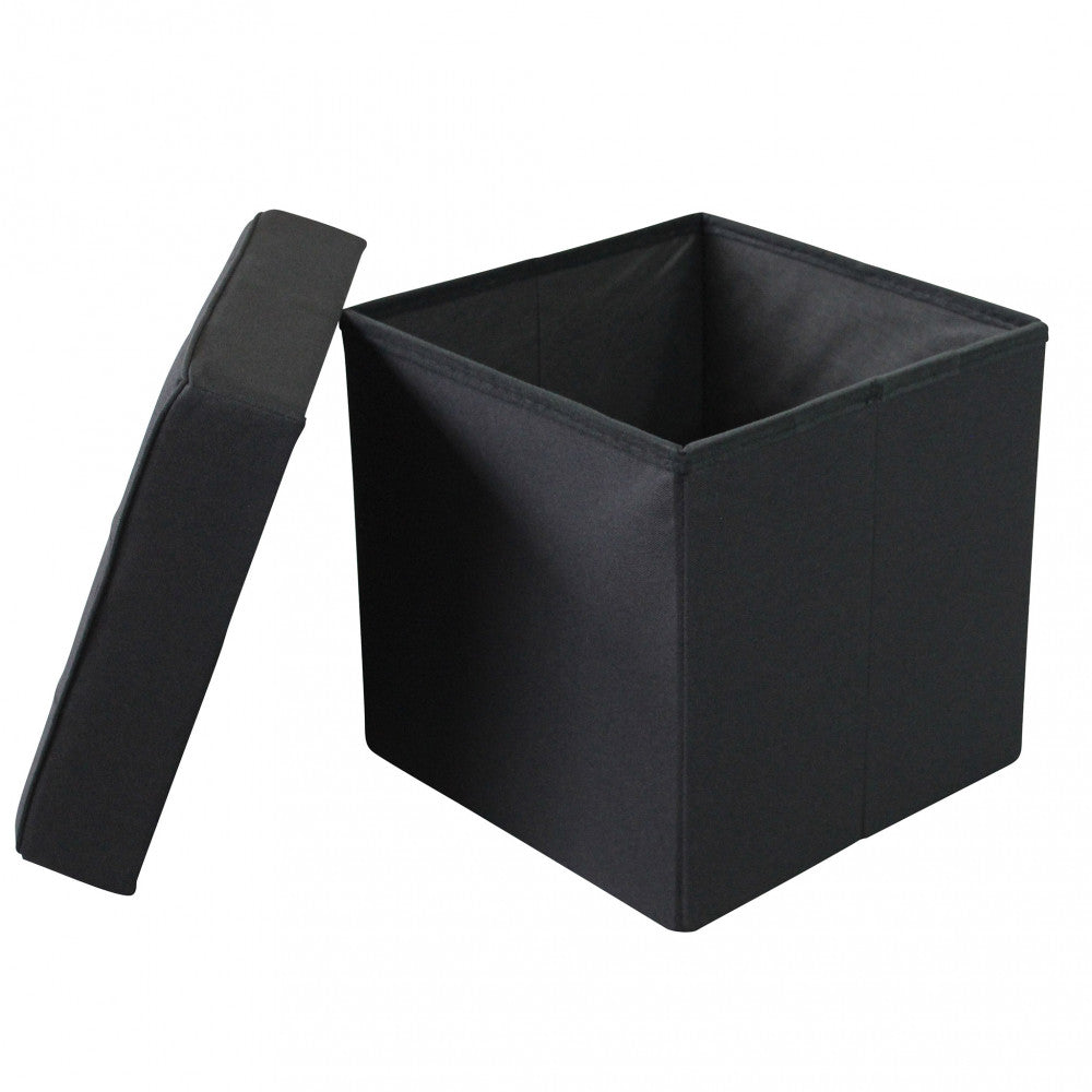 Pouf contenitore nero con coperchio appoggiato lateralmente, rivelando lo spazio interno vuoto.
