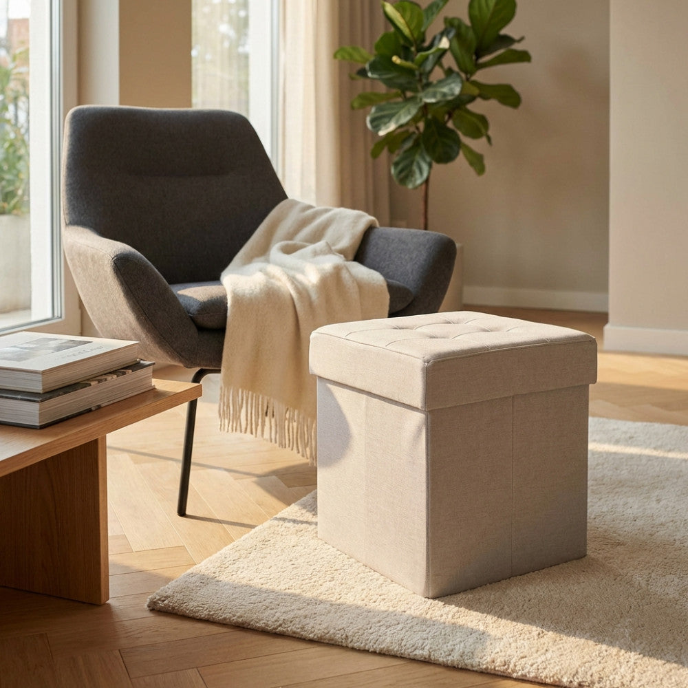 Vista angolare del pouf contenitore tortora in un ambiente living dal design contemporaneo.