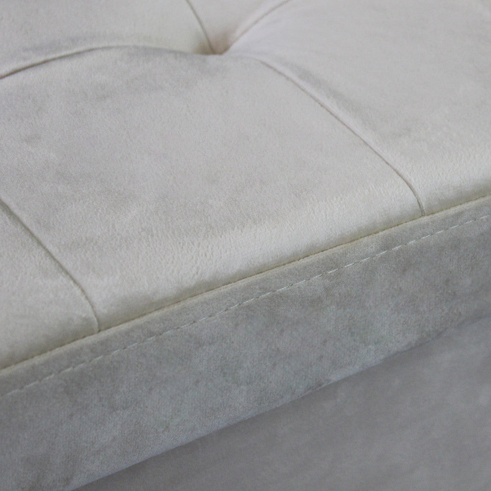 Dettaglio ravvicinato delle cuciture e della texture in morbido velluto beige del pouf contenitore.
