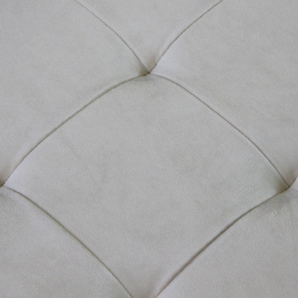 Dettaglio della lavorazione capitonné sul coperchio in velluto beige del pouf contenitore.