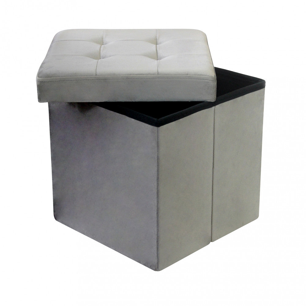 Angolazione laterale del pouf contenitore in velluto tortora con coperchio sollevato.