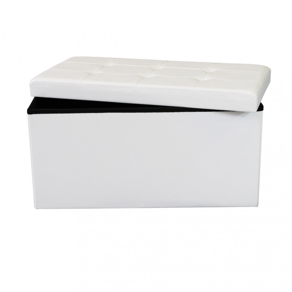 Vista frontale del pouf contenitore bianco con il coperchio trapuntato leggermente sollevato.
