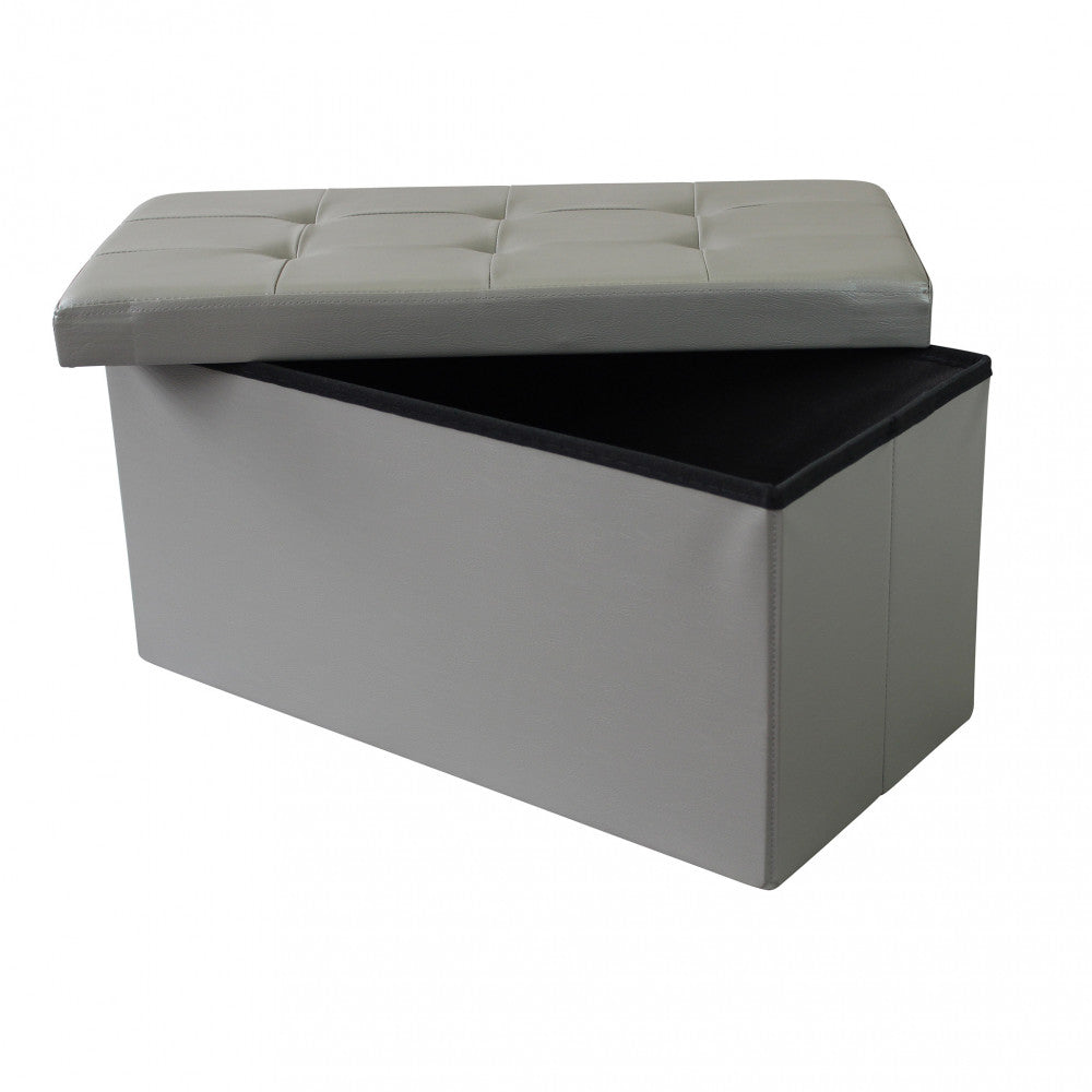 Pouf contenitore in ecopelle grigia con il coperchio parzialmente sollevato, mostrando l'ampio vano interno rivestito in tessuto nero.