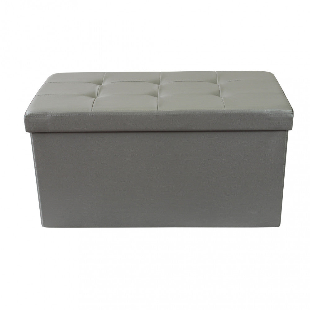 Vista frontale del pouf contenitore rettangolare in ecopelle grigia, caratterizzato da linee pulite e un design minimalista.