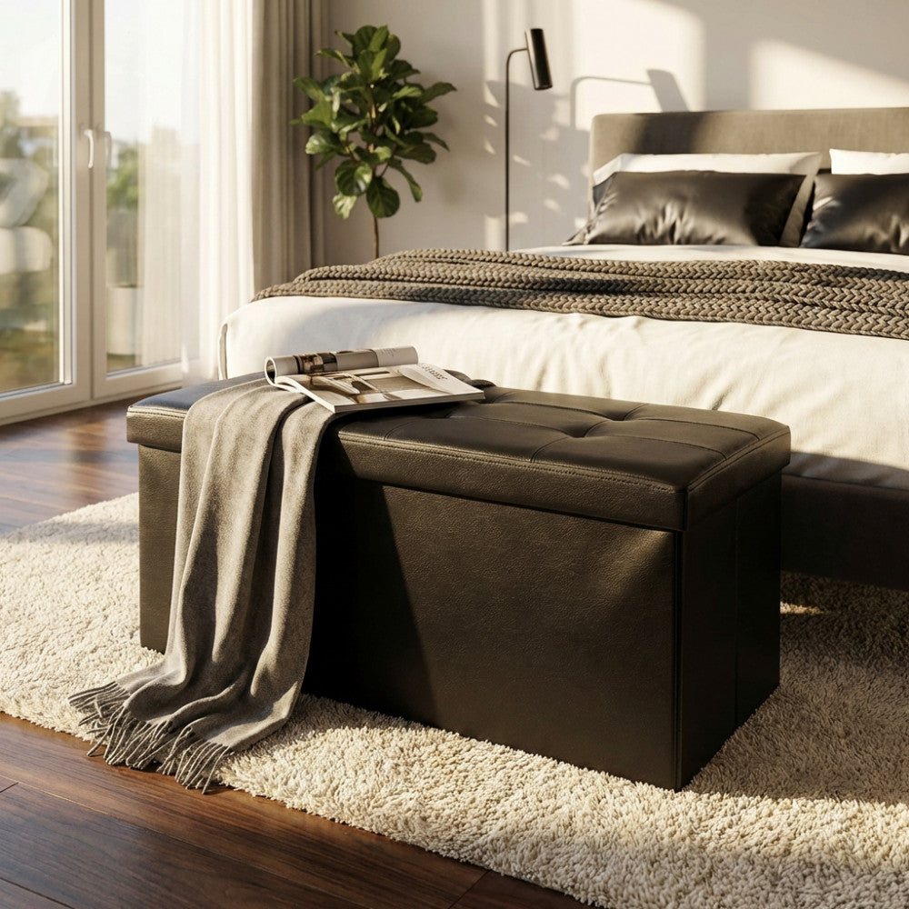 Dettaglio di un pouf contenitore in ecopelle nera inserito in un elegante contesto d'arredo contemporaneo.