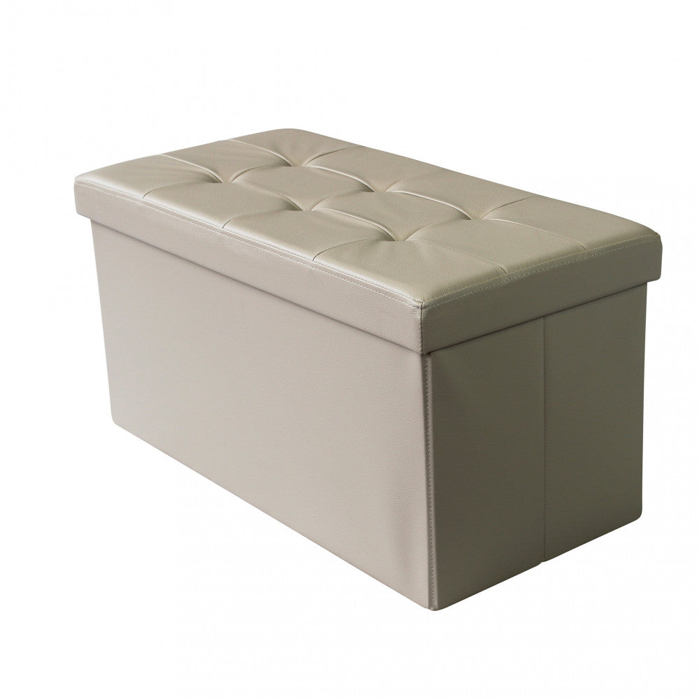 Pouf contenitore rettangolare in ecopelle beige chiaro fotografato di tre quarti su sfondo bianco.