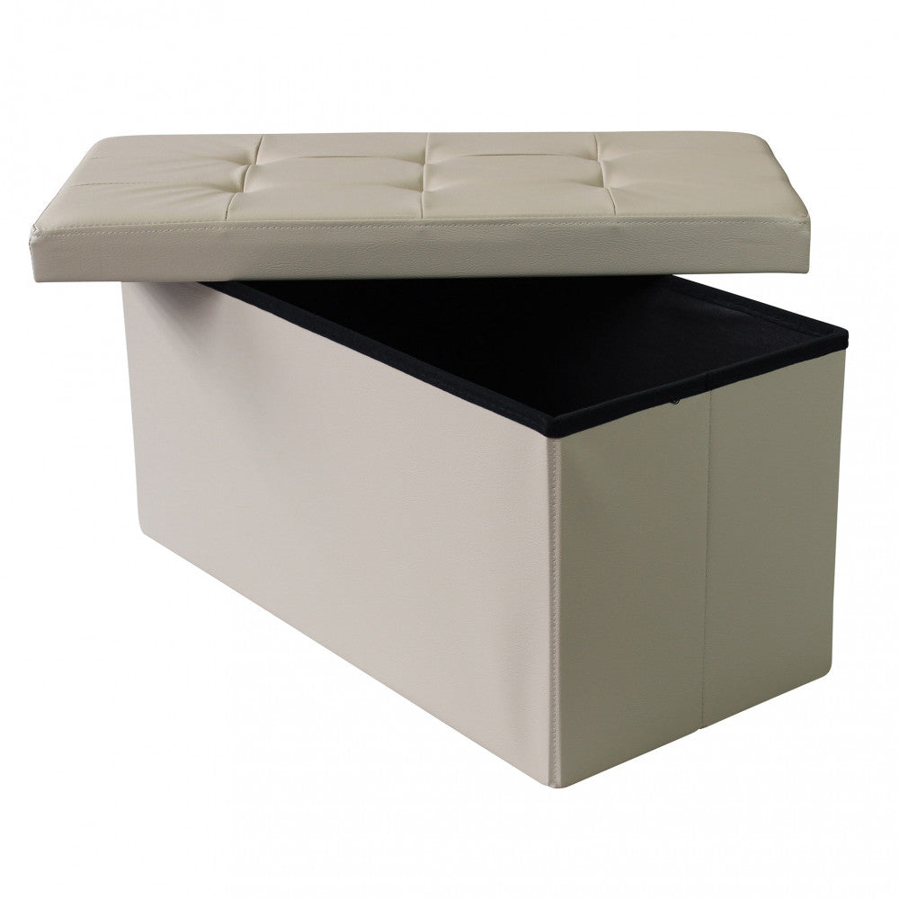 Pouf contenitore in ecopelle beige con il coperchio sollevato, che rivela l'ampio vano interno rivestito in tessuto nero.