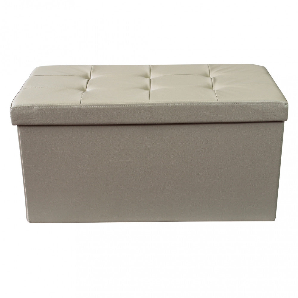 Vista frontale del pouf contenitore rettangolare, che evidenzia il design pulito e la seduta trapuntata.