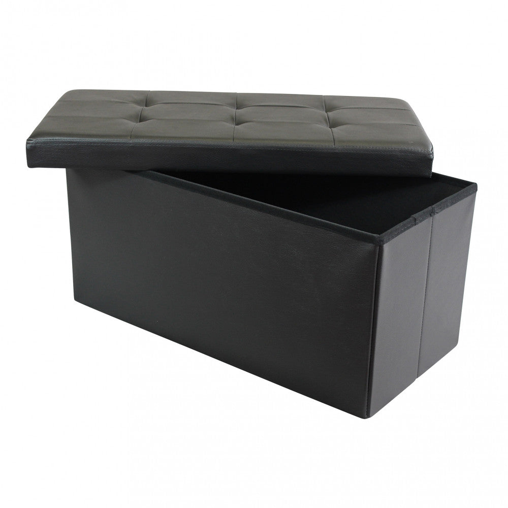 Pouf contenitore con coperchio parzialmente sollevato, rivelando l'ampio vano interno rivestito in tessuto scuro.