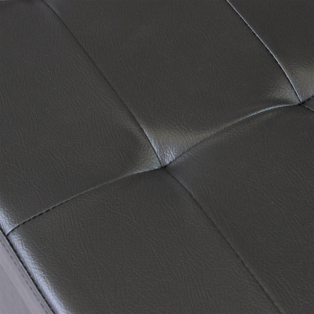 Dettaglio ravvicinato della superficie in ecopelle nera, che mostra le cuciture sartoriali e la texture materica.