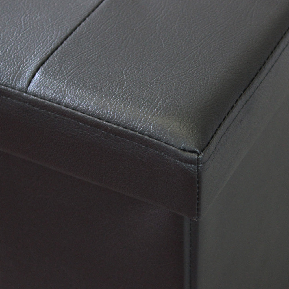 Primo piano dell'angolo del coperchio del pouf, che evidenzia la precisione delle finiture e la qualità del rivestimento.