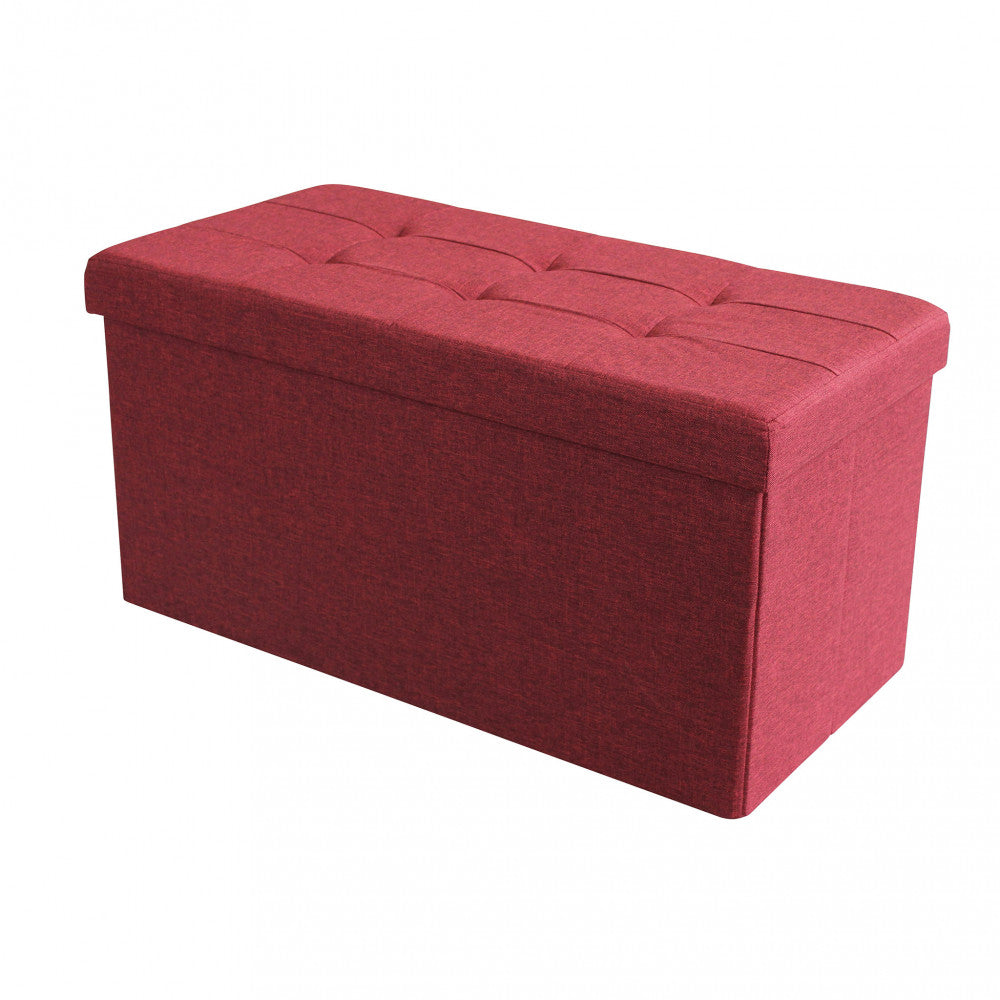 Vista angolare del pouf contenitore in tessuto rosso bordeaux, che evidenzia la seduta trapuntata e le linee geometriche.