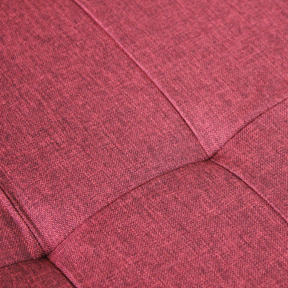 Dettaglio ravvicinato della texture in tessuto bordeaux, che mostra le cuciture sartoriali e la lavorazione trapuntata.