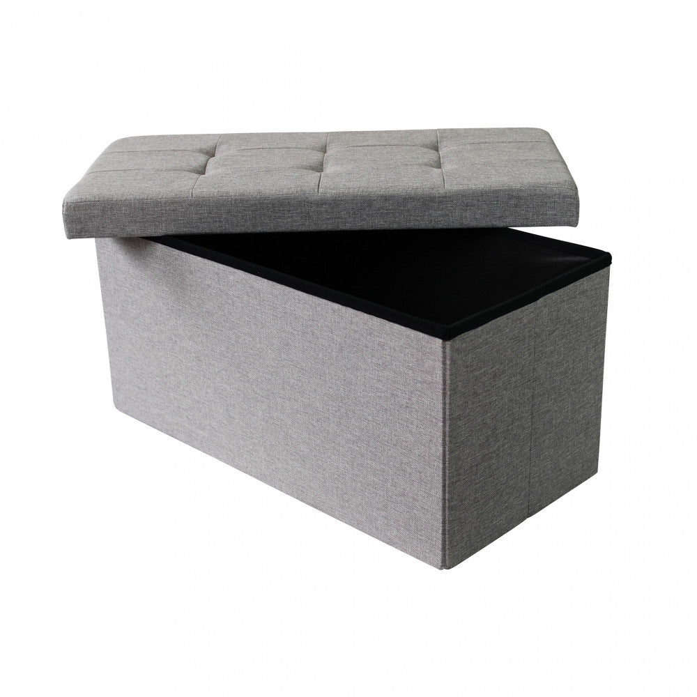 Pouf contenitore grigio con coperchio parzialmente sollevato, rivelando l'ampio vano interno nero.