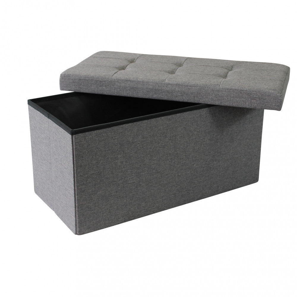 Pouf contenitore rettangolare con il coperchio parzialmente sollevato, rivelando l'ampio vano interno nero per l'organizzazione degli spazi.