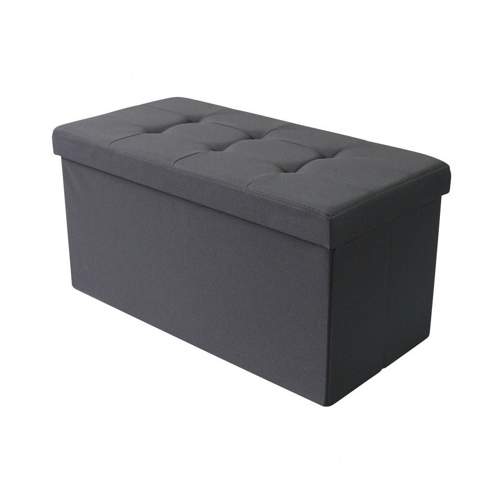 Vista angolare del pouf contenitore rettangolare chiuso, che evidenzia la texture del tessuto nero e le cuciture capitonné.