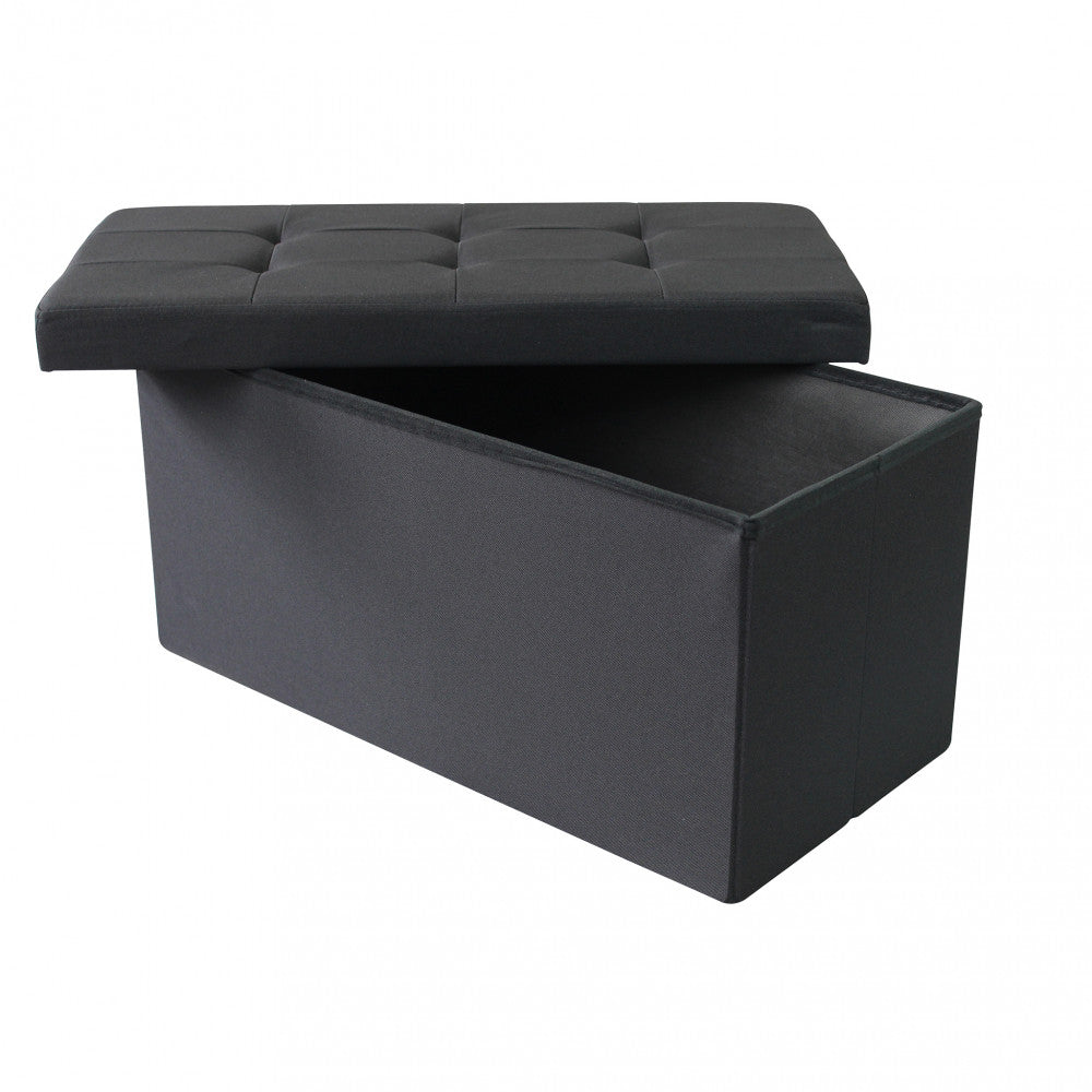 Pouf contenitore in tessuto nero con coperchio parzialmente sollevato, mostrando l'ampio vano interno.