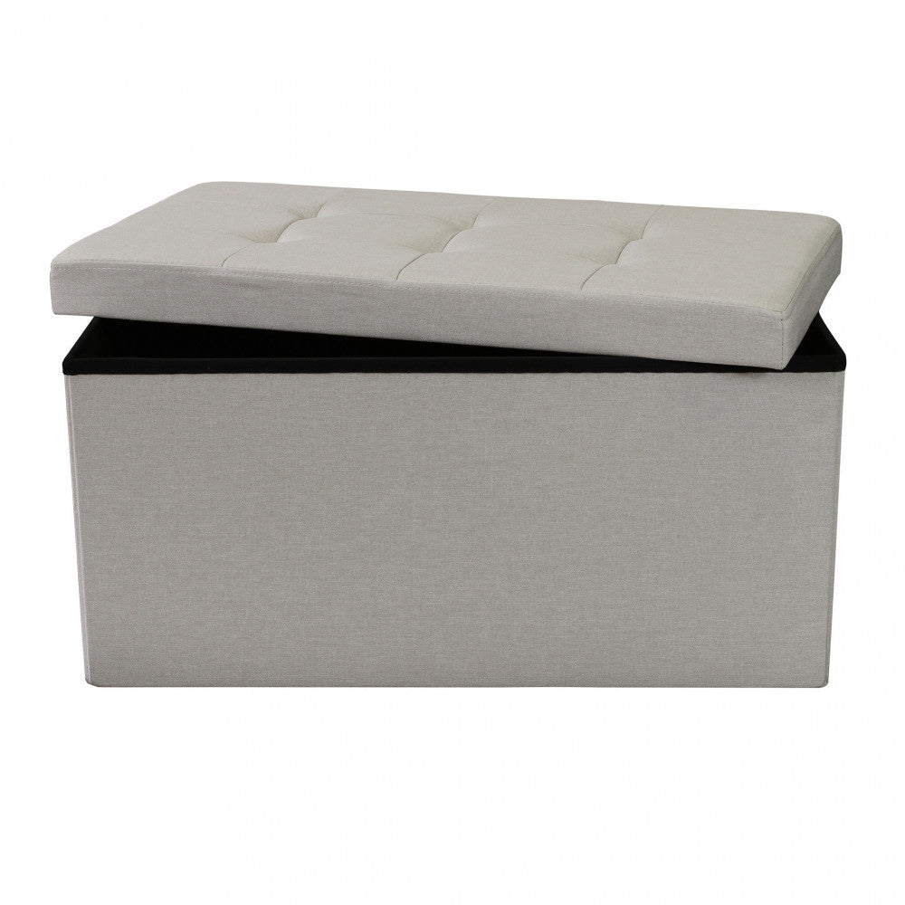 Pouf contenitore in tessuto tortora con il coperchio leggermente sollevato, mostrando il vano interno.