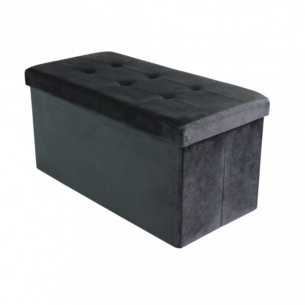 Ripresa in studio del pouf contenitore rettangolare in velluto nero con seduta trapuntata, vista di tre quarti.