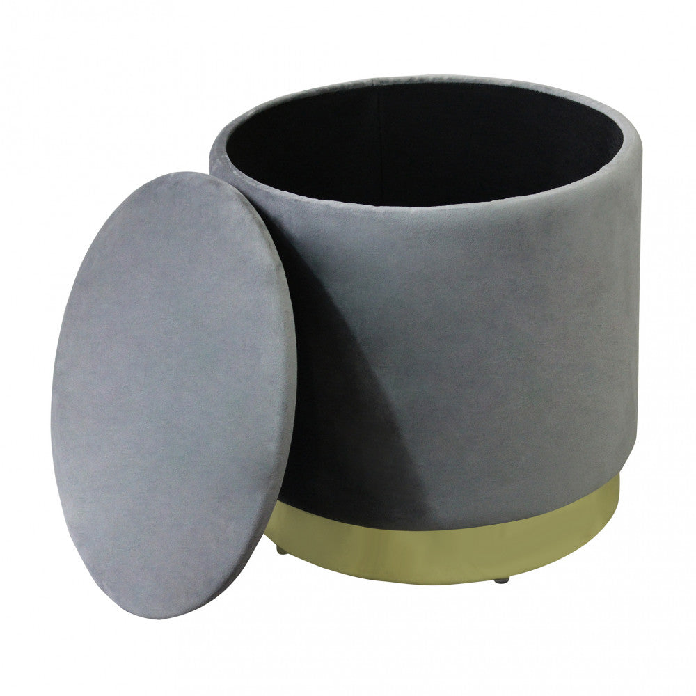 Pouf contenitore aperto con coperchio spostato a lato, rivelando l'ampio e rifinito vano interno per l'organizzazione dello spazio.