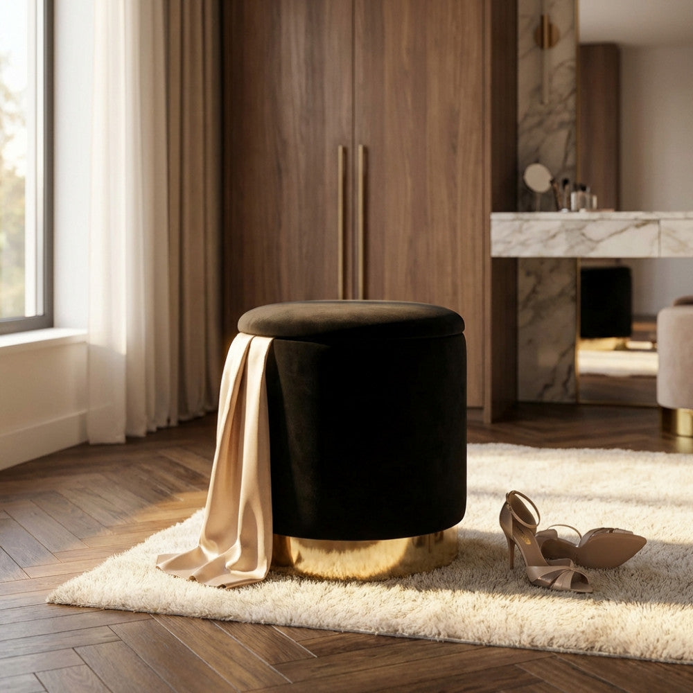 Dettaglio del pouf in velluto nero con drappo in seta, posizionato vicino a una toeletta in marmo e armadi in legno.