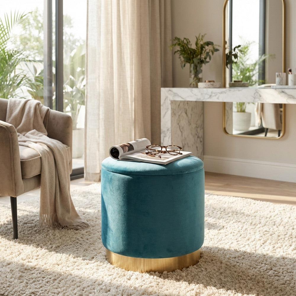 Pouf contenitore in velluto verde ambientato in un luminoso soggiorno di lusso con specchio e poltrona.