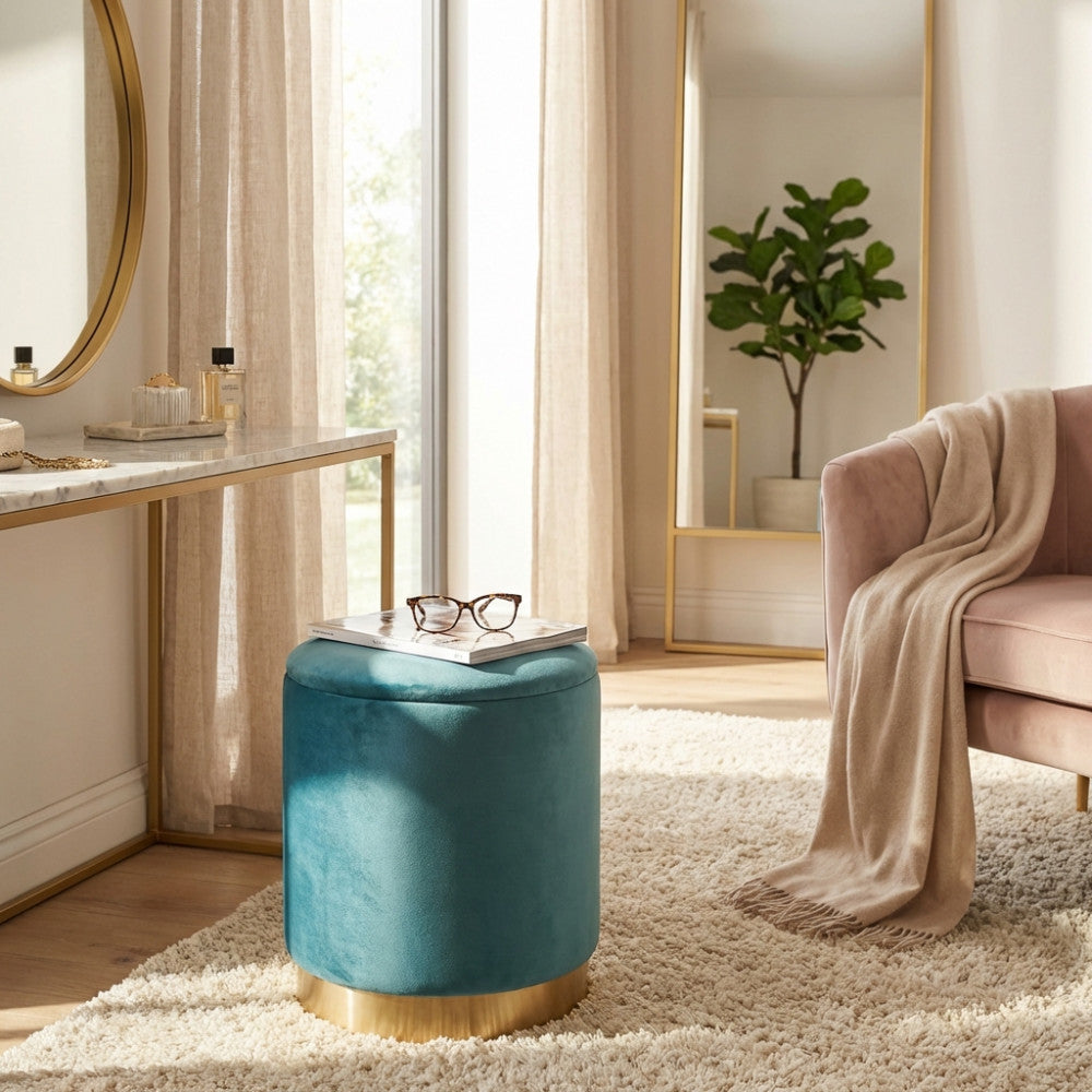 Vista laterale del pouf rotondo in velluto verde inserito in una camera da letto elegante.