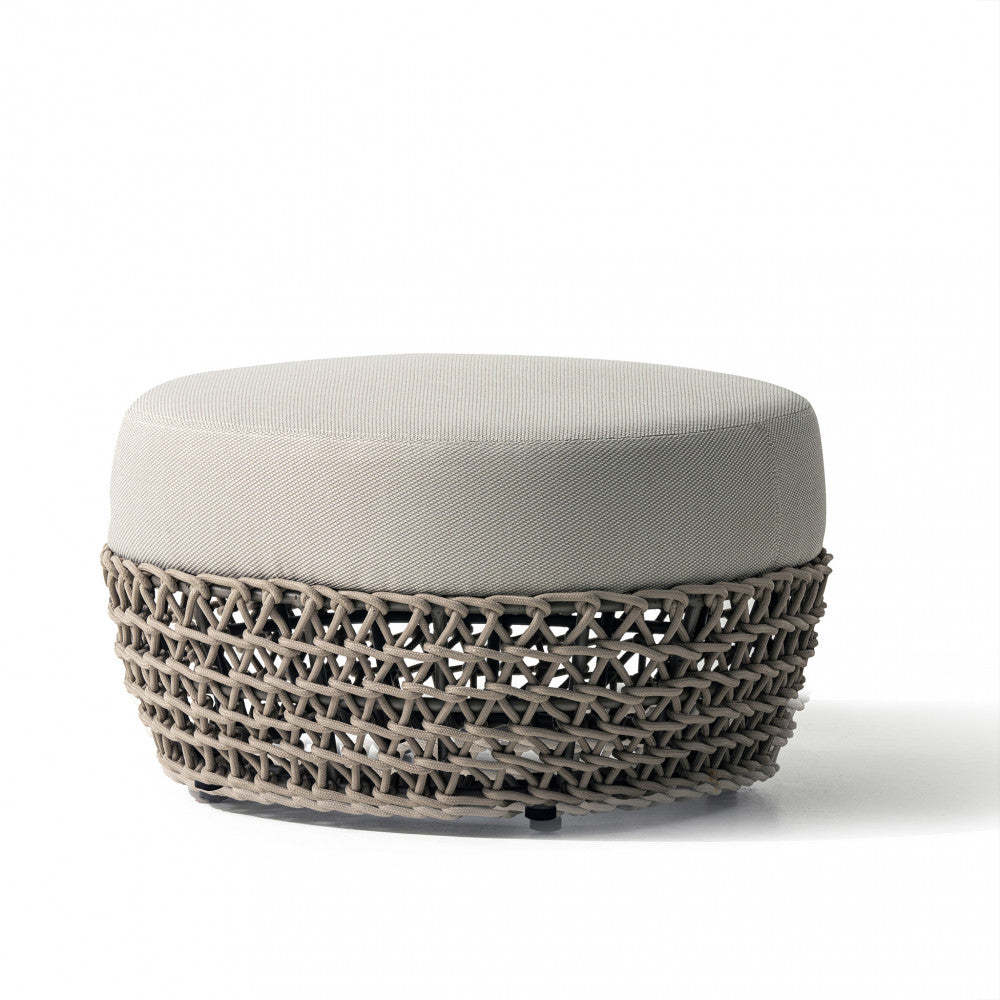 Pouf Lafayette con struttura in alluminio e rivestimento in corde beige, completo di cuscini.