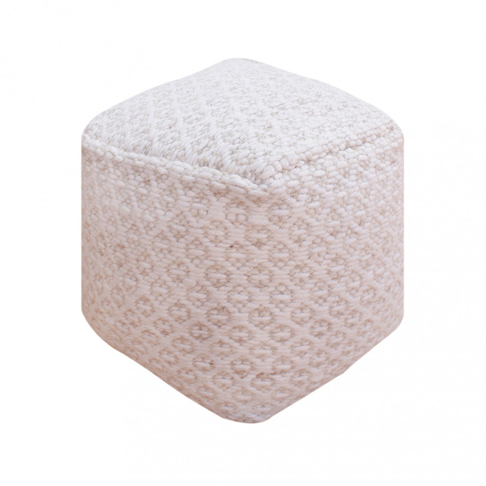 Dettaglio isolato del pouf Jean su sfondo bianco, che evidenzia la trama intrecciata in lana e cotone.