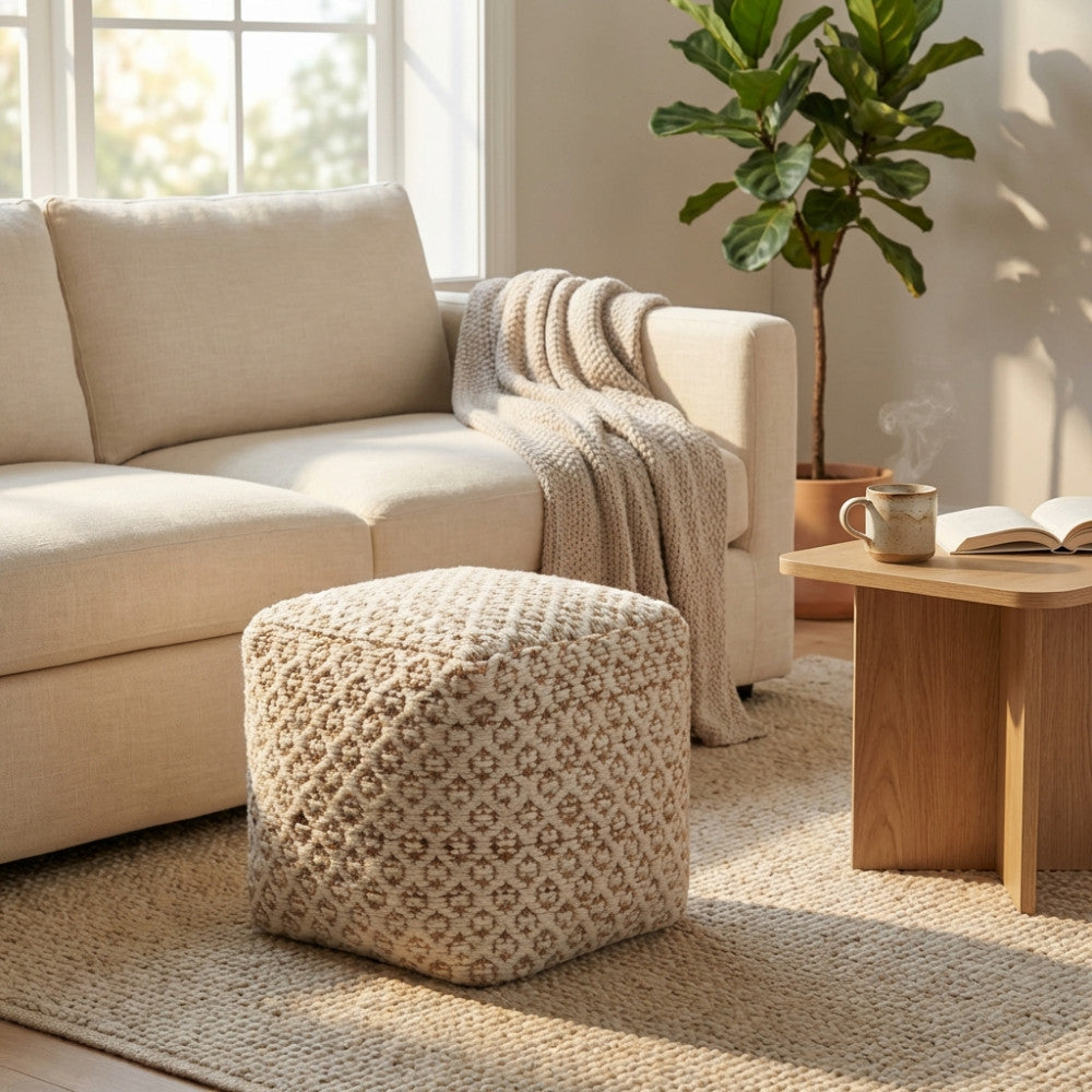 Pouf quadrato JEAN bianco e marrone chiaro in un luminoso soggiorno moderno, vicino a un tavolino in legno e una pianta d'appartamento.