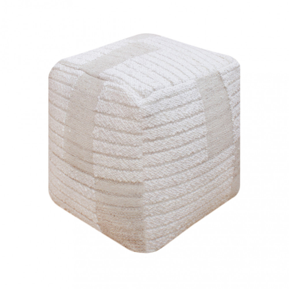 Dettaglio isolato del Pouf Josselin su sfondo bianco, che esalta la trama intrecciata e i volumi geometrici compatti.
